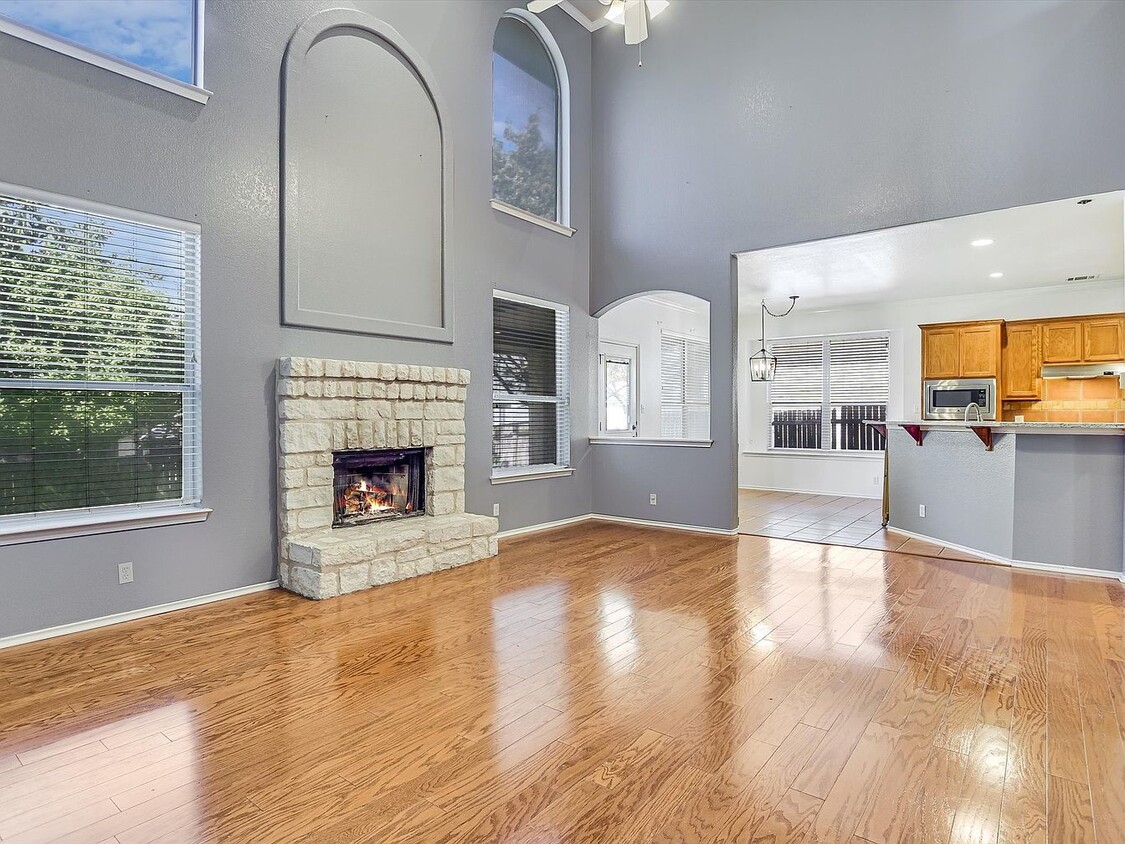 Main living room with vaulted 20ft ceilings. - 19910 Kennemer Dr