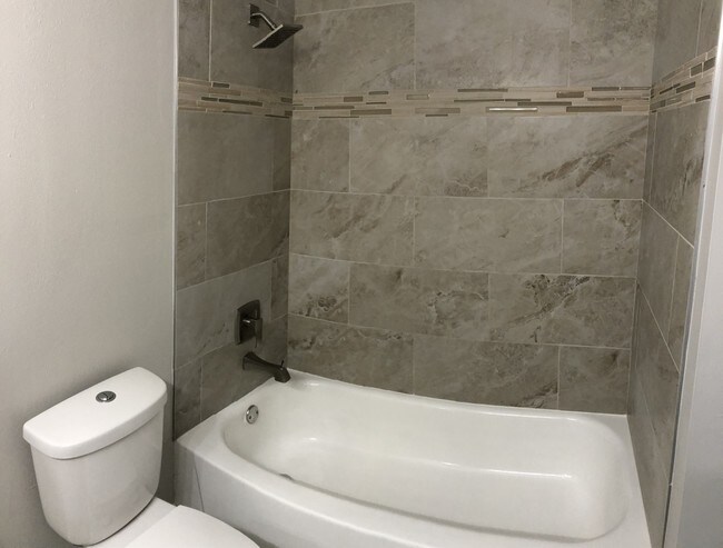 Foto del edificio - 5605 Lakeside Dr