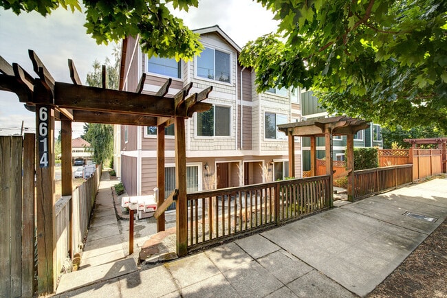 Building Photo - Well maintained 3 bedroom 2 bath town home...