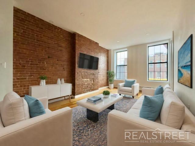 Foto del edificio - 3 bedroom in Brooklyn NY 11221