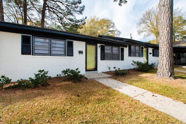 Building Photo - Updated 2 Bedroom Apartment in Carrboro