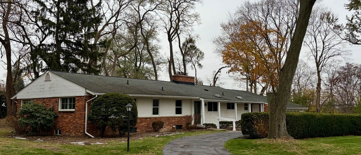 Foto principal - 6493 Thorncrest Dr