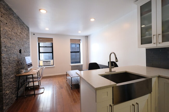 Building Photo - 318 W 36th St.
