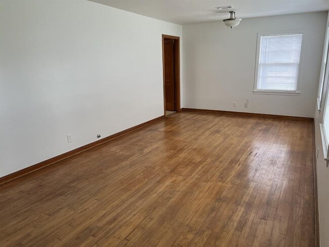 Building Photo - 62 Trenwood Ln