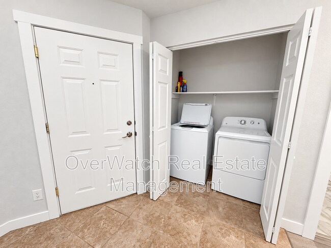 Building Photo - 4031 Lunar Dr