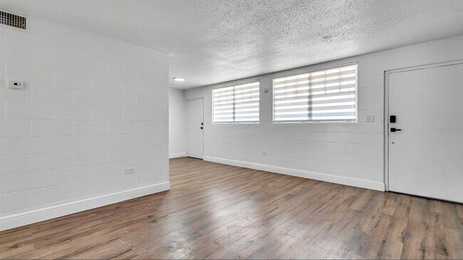 Building Photo - 1545 Spruce Terrace