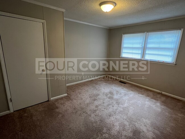 Building Photo - Lovely 2 Bedroom 1 Bath Home