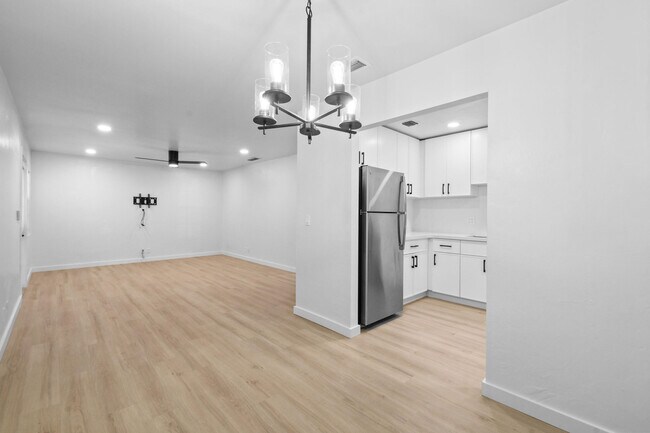Foto del edificio - 800 Tropic Blvd