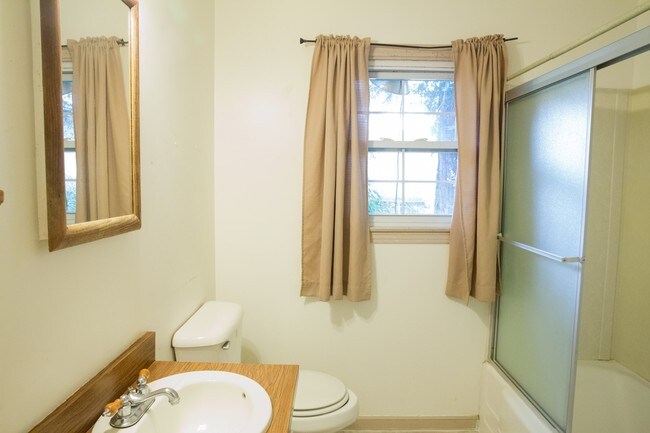Frente de la casa baño - 2324 England Ln