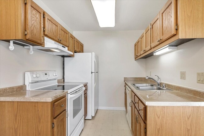 Building Photo - Condo Living w/ Swimming Pool l Convenient...