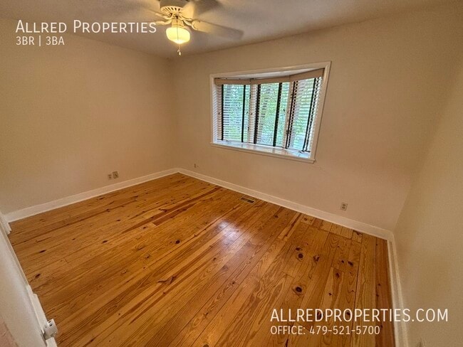 Building Photo - 894 N Lewis Ave