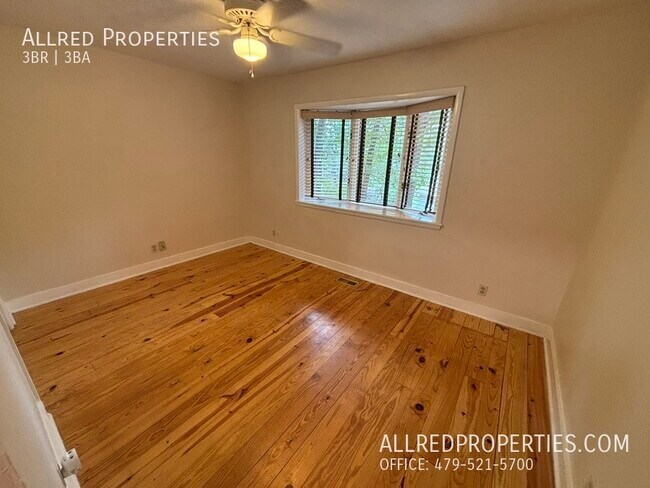 Foto del edificio - 894 N Lewis Ave