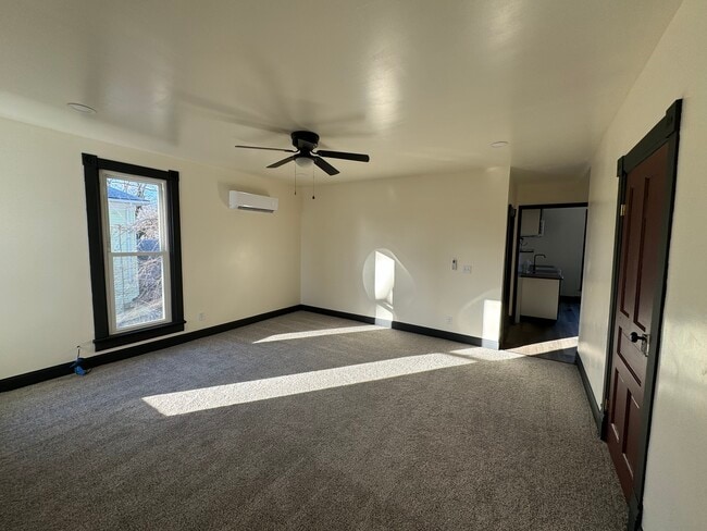 Foto del edificio - 244 W 7TH ST