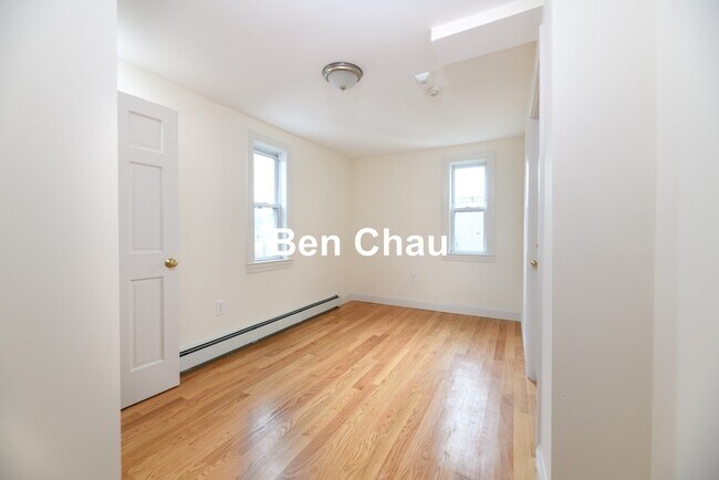 Building Photo - 305 Hurley St