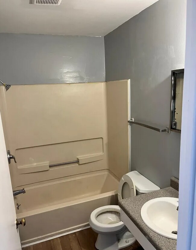 Foto del edificio - Spacious 3-Bed, 1-Bath Rental in Flint