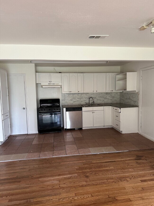 Foto del edificio - 1914 Westcrest Dr