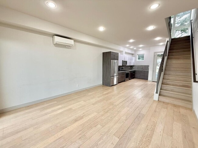 Building Photo - 2 Bed + Den 2 Bathroom Eastlake Townhome with Spectacular Views