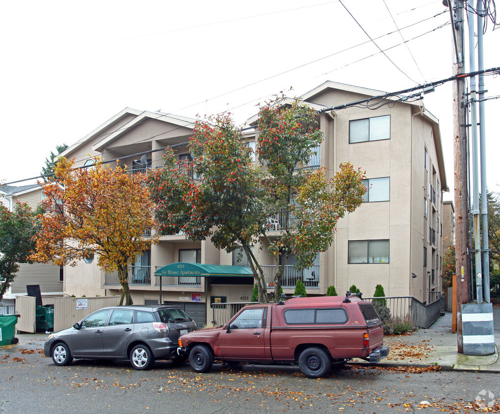 Primary Photo - Ivy House Apartments