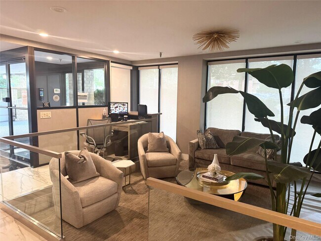 Foto del edificio - 141 Great Neck Rd