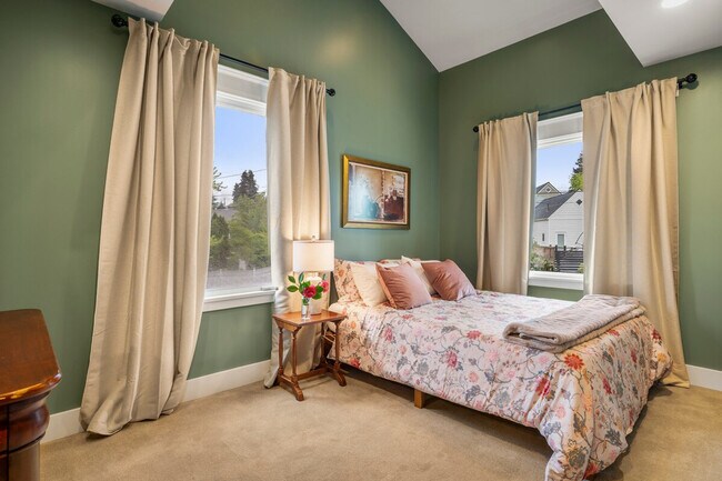 Foto del edificio - 6033 McKinley Pl N