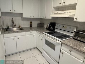 Building Photo - 3000 Riomar St