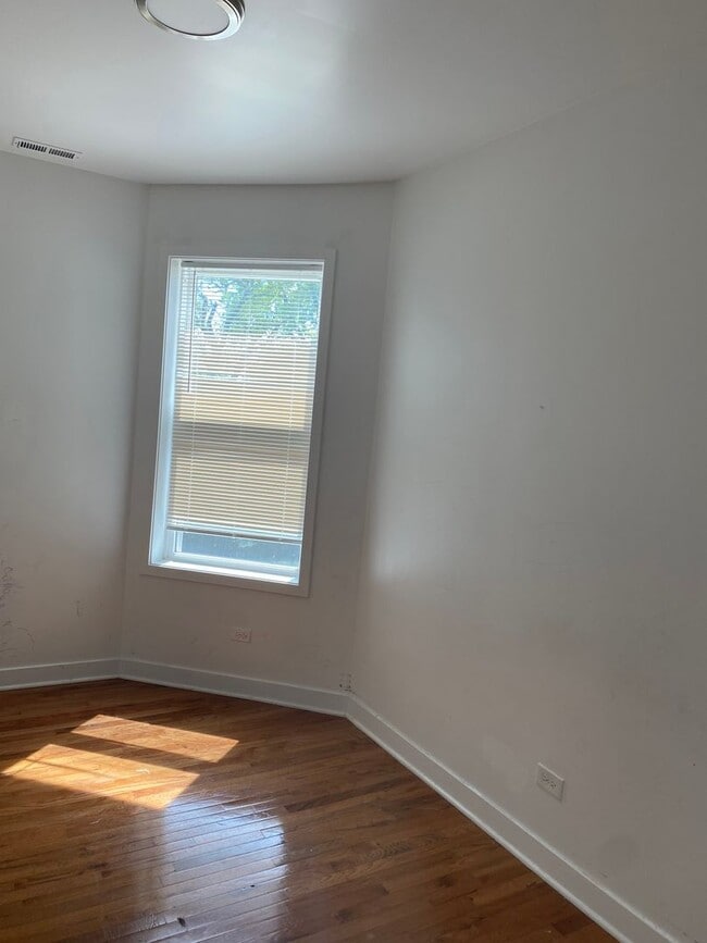 Building Photo - Spacious south side 3-bedroom beauty