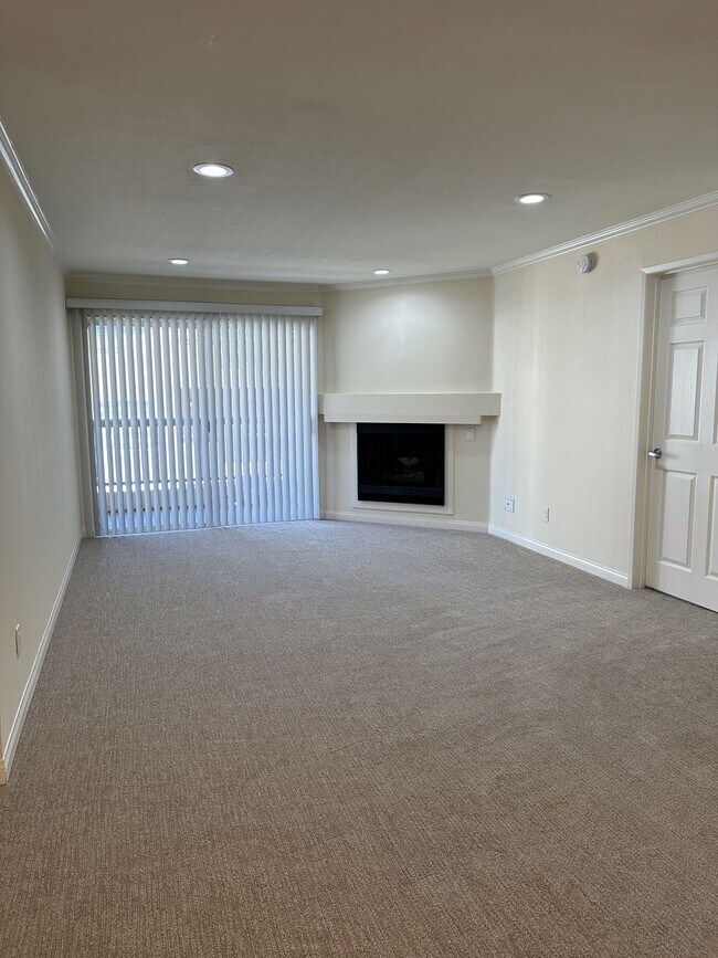 Sala de estar - 5540 Owensmouth Ave