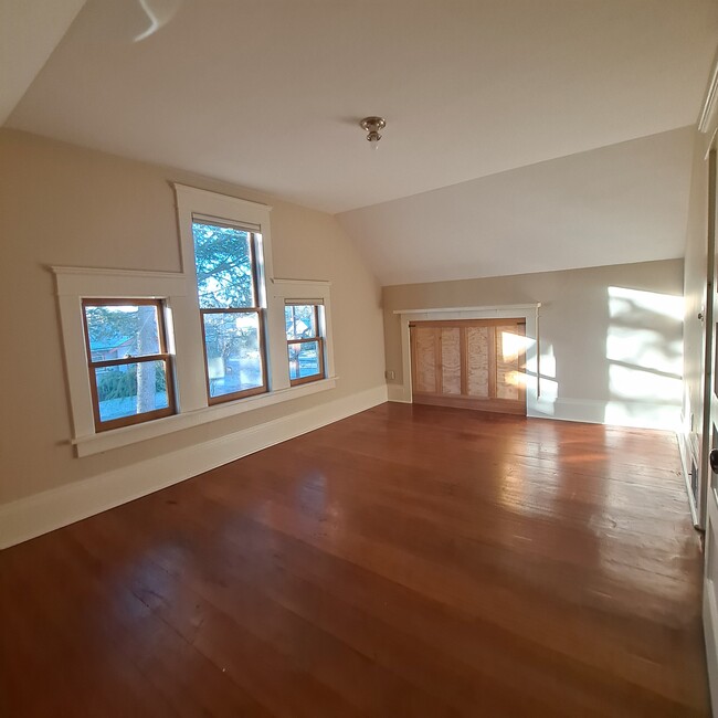 Living room with hip storage - 555 N Simpson St