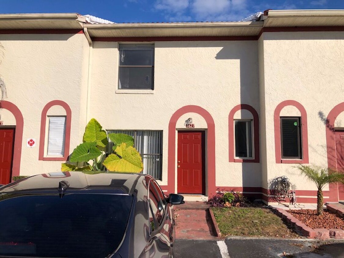 Primary Photo - 2 Bed 1.5 Bath Townhome Washer Dyer Hookup...