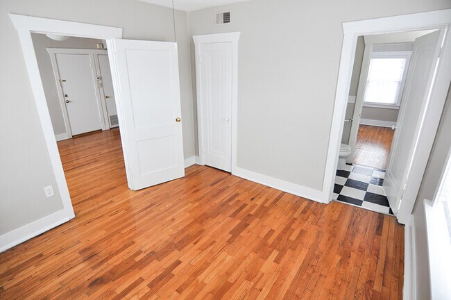 Building Photo - 2-Bed 1-Bath in Southmoreland Neighborhood!