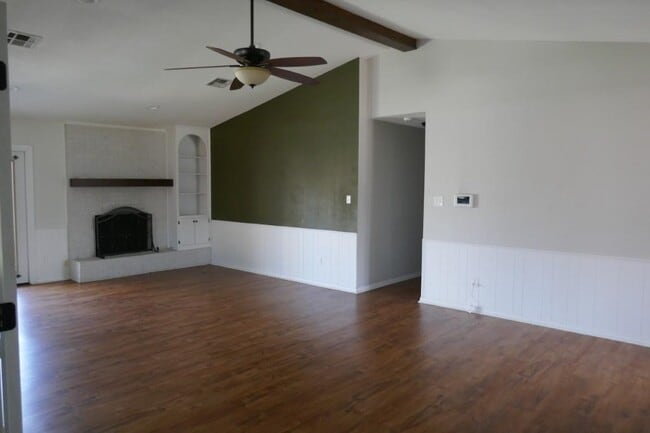 Building Photo - 2315 NE Village Dr