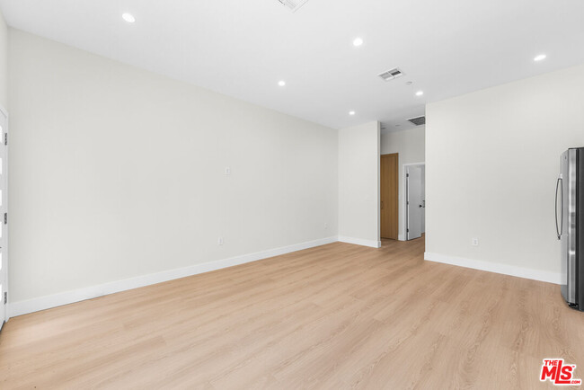 Building Photo - 5127 Don Pio Dr