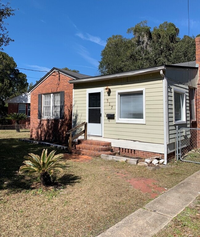 Charming Corner Lot Home with Huge Fenced Yard with Detached Garage - Charming Corner Lot Home with Huge Fenced Yard with Detached Garage