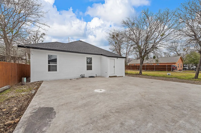 Building Photo - 2212 Clay Ave