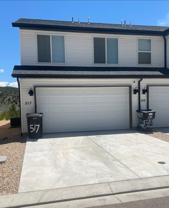 Building Photo - Old Sorrel End Unit!! - Small Pet Friendly!!