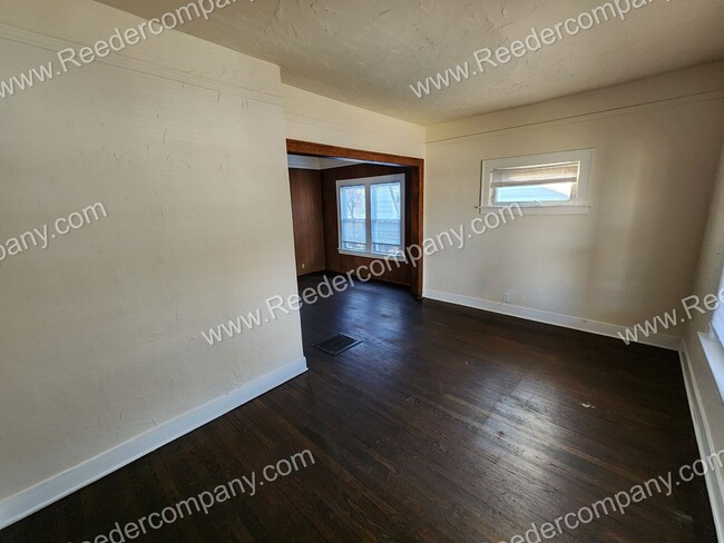 Foto del edificio - 2 bedroom 1 bath for rent. Located right a...