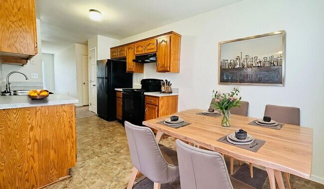 Foto del edificio - Creekwood Park Townhomes: 3 bedroom Duplex with unique floor plan for rent in the Northland