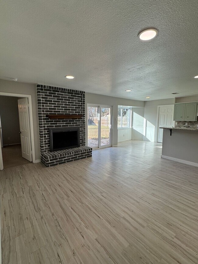 Foto del edificio - Spacious 3 Bdrm 2 Bath with Extra Living Space