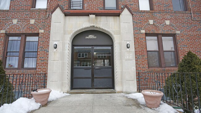 Building Photo - 2349 Benson Ave
