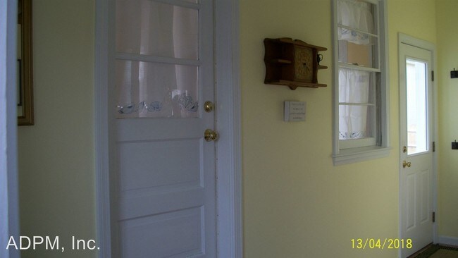 Building Photo - 3 br, 2 bath House - 4 Carleton Dr.