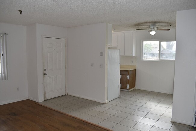 Building Photo - 2 Bedroom 1 Bath Single Level Unit- Lakeside