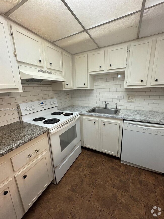 Building Photo - 4160 Inverrary Dr
