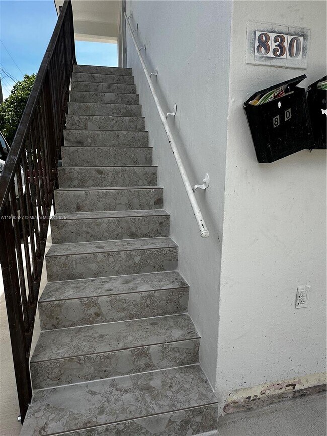 Foto del edificio - 828 NW 23rd Ct