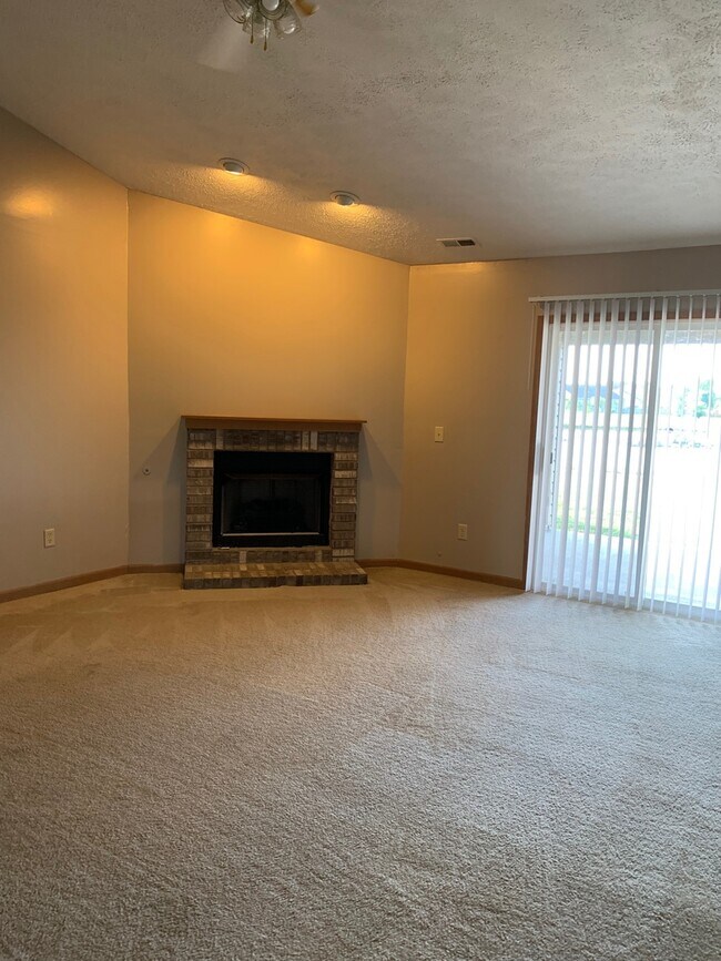 Building Photo - 2 bedroom, 2 full Bath, 2 car attached gar...