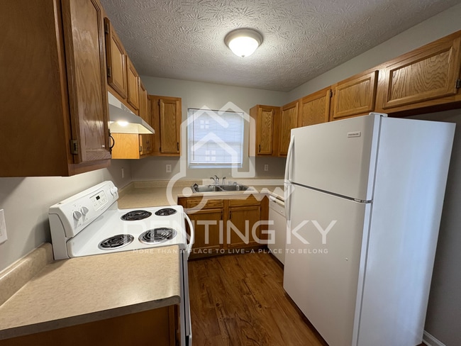 Building Photo - Spacious 2-Bed, 1.5-Bath Townhome!