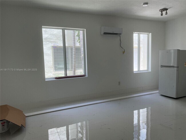 Foto del edificio - 7920 Harding Ave