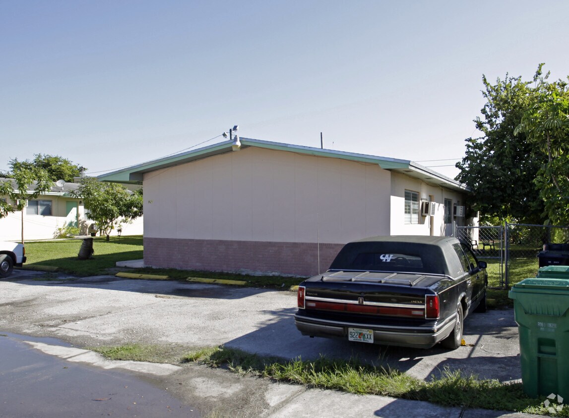 Building Photo - 901-921 SW 71st Ave
