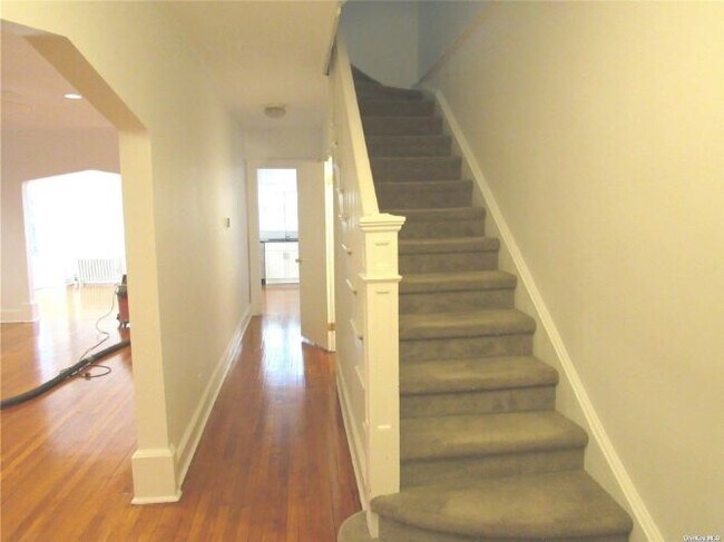Building Photo - 43-14 Douglaston Pkwy