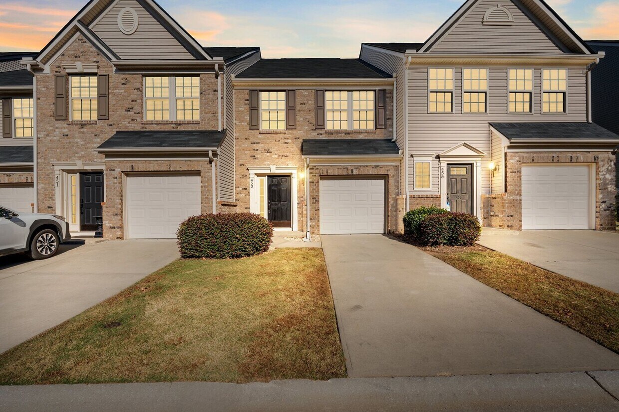 Beautiful 3 BR, 2.5 BA Townhome Easy Access to I-85 & I-385 - Beautiful 3 BR, 2.5 BA Townhome Easy Access to I-85 & I-385