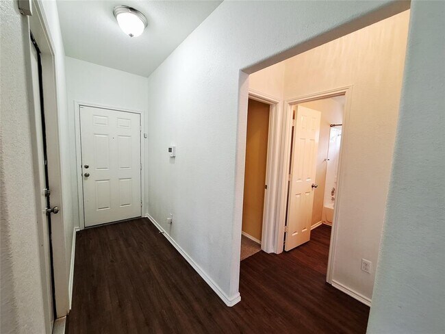 Building Photo - 325 Comal Run